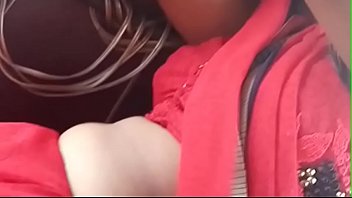 Haryanvi Bhabhi boobs and navel show in Auto