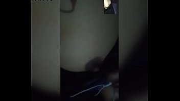 C'est mon premier sexe par appel vidéo avec ma copine.