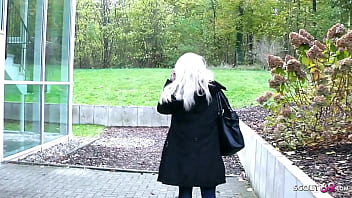 Notgeile deutsche Lehrerin treibt es mit ihrem Nerd Studentin im Wohnheim