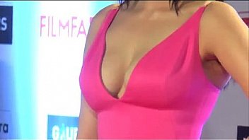 Kajal Agarwal Flaunts Cleavage In Low Cut Dress At Filmfare Awards 2015