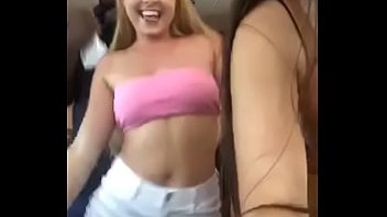 chicas sexys en bikini paseando en un yate y mostrando sus atributos