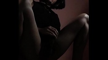 Com seu já conhecido sneaker keds Cláudia Yasmyn testa seus limites e introduz o pênis preto de b. em seu cuzinho semi virgem