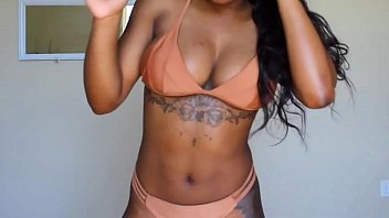 Bikini morena cuerpazo con tatuajes