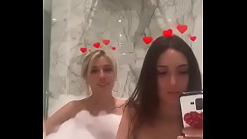 Amigas lesbianas bañandose