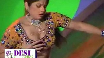 girl in a saree dances on stage