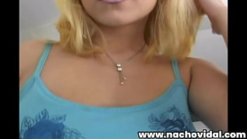 Nacho Latin Psycho s06. La rubia Anita Arden le da una mamada a la gran erección del semental Nacho Vidal y usa un dildo del tamaño del pene de Nacho para perforarse  el coño.