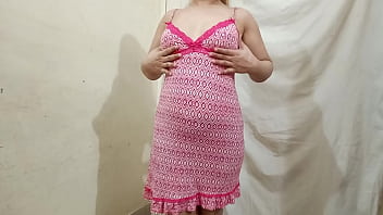 Pakistani wife ne ghulabi sexy dress mian apne boobs dekhay