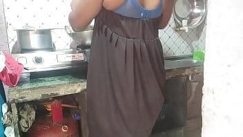 देसी इंडियन सौतेली माँ को चोदा किचन में खाना बनाते हुए